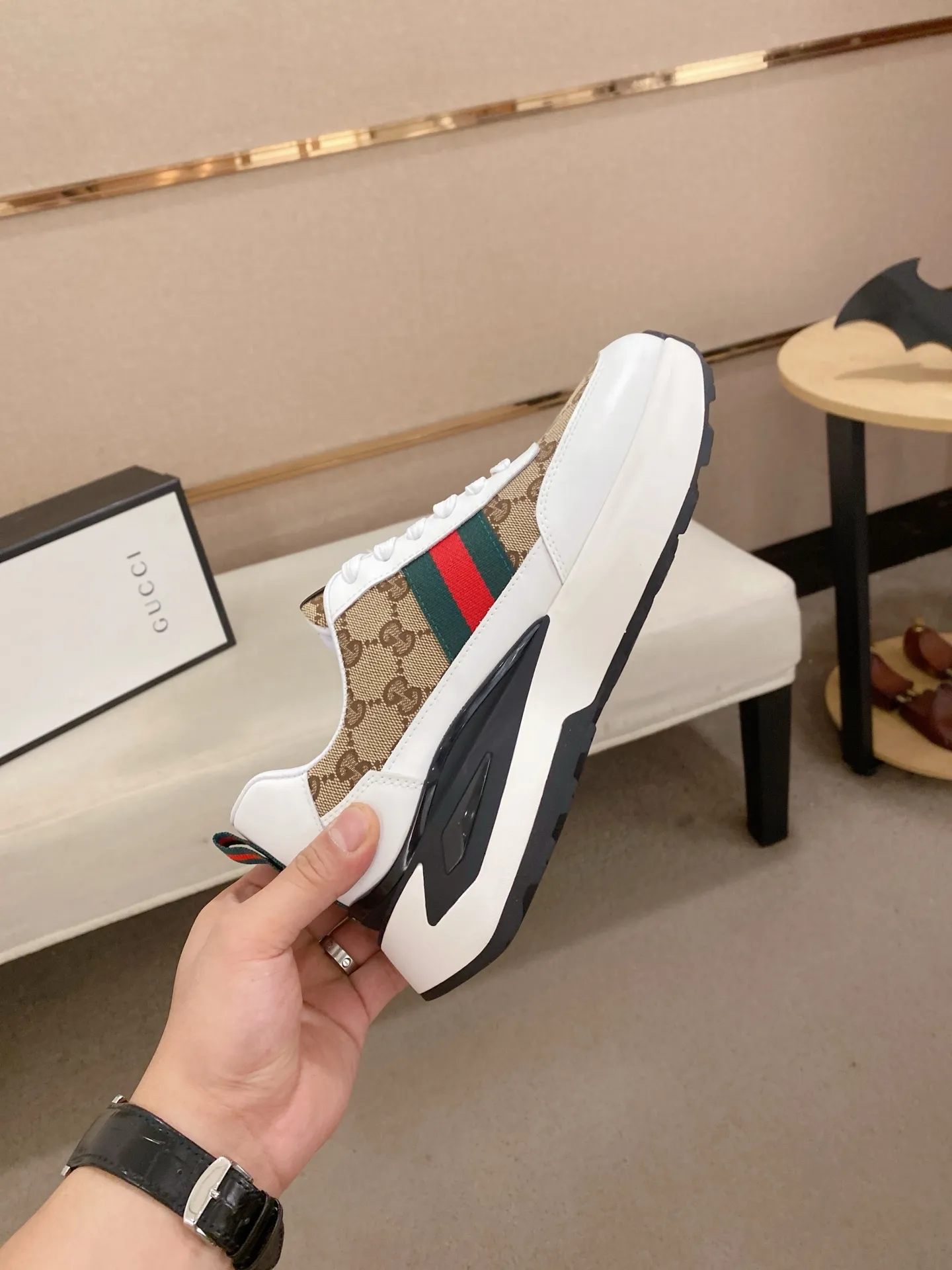 Men's shoes 💰 462💰The new GUCCI (Gucci) counters are launched simultaneously. The new men's shoes, 😘fabrics are selected from imported cowhide, and the lining is sheepskin lining. 👍🏿 High-end ☄️ air-cushion molded anti-slip rubber outsole, exquisite lines, simple and elegant, comfortable and high-end for leisure travel. Code number: 38 to 44 (45 can be customized and cannot be returned or exchanged)